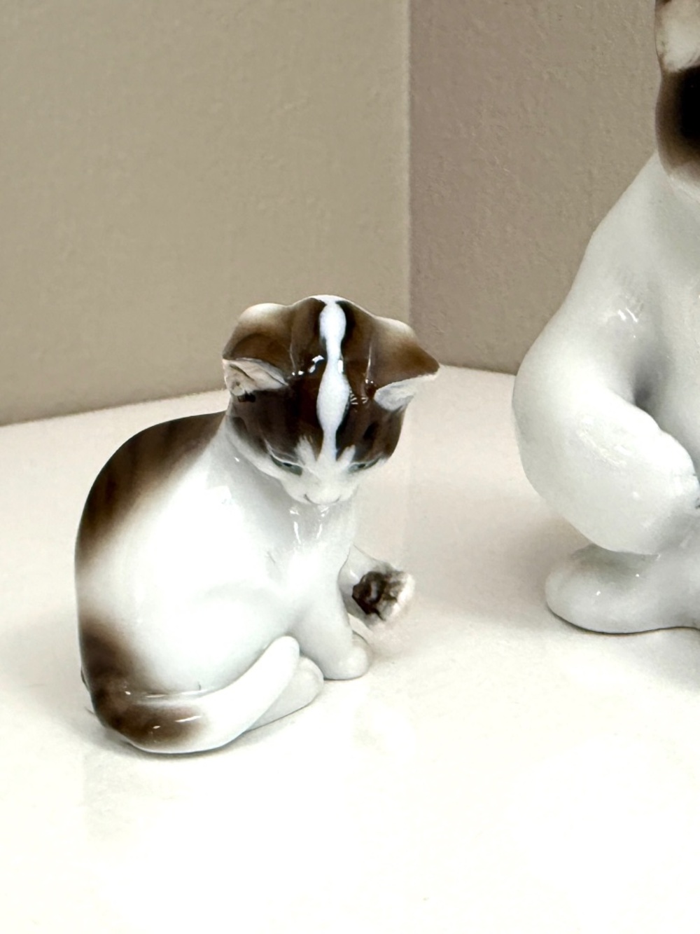 Set of Rosenthal Germany Playful Seated Kittens Figurines in Excellent Condition - Picture 3 of 13